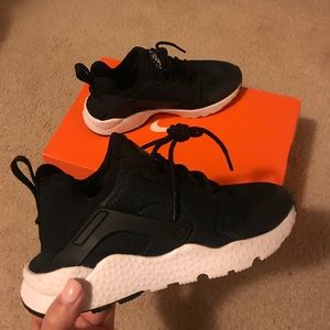 NIKE Huarache Run Ultra